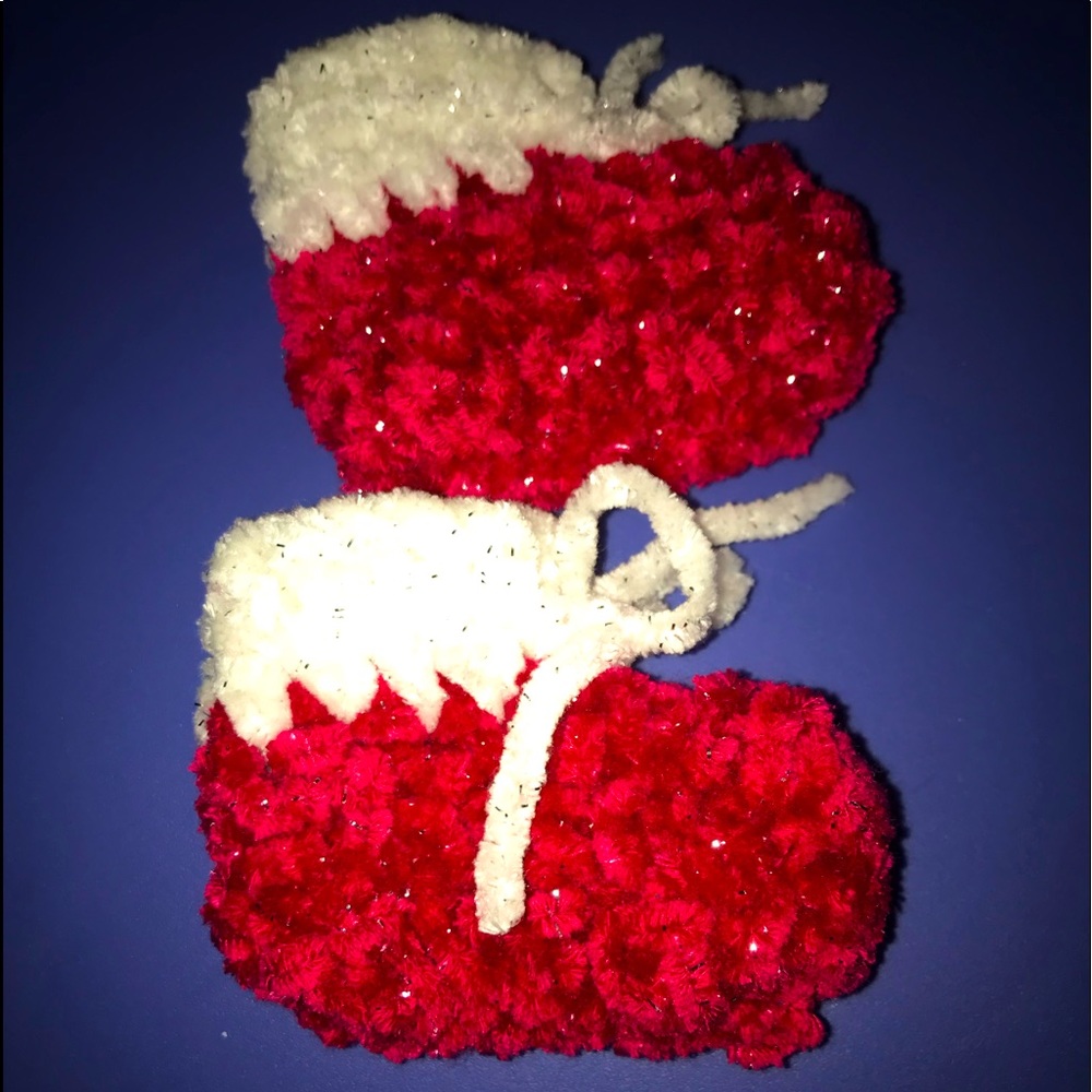 BRAND NEW HANDCRAFTED CROTCHET CHRISTMAS/HOLIDAY NEWBORN BABY BOOTIES UNISEX